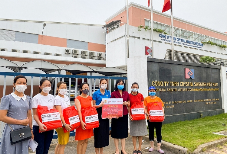 Công nhân Crystal Sweater ở thành phố Hải Phòng đã nhận được các gói hỗ trợ khẩn cấp từ ActionAid Việt Nam