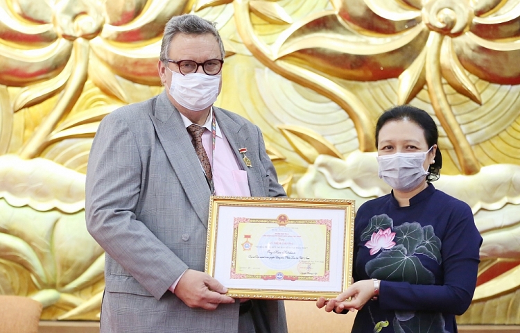 Chủ tịch Nguyễn Phương Nga trao Kỷ niệm chương “Vì hòa bình, hữu nghị giữa các dân tộc” cho ngài Kari Kahiluoto, Đại sứ Cộng hòa Phần Lan tại Việt Nam.