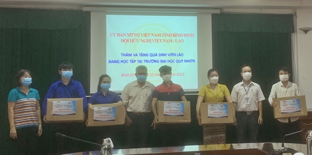 Liên hiệp Hữu nghị tỉnh Bình Định tặng quà cho 115 lưu học sinh Lào tại Đại học Quy Nhơn