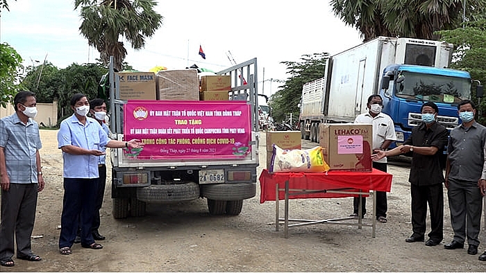 Đoàn công tác tỉnh Đồng Tháp hỗ trợ gạo, vật tư y tế cho tỉnh Prayveng (Campuchia) chống dịch.