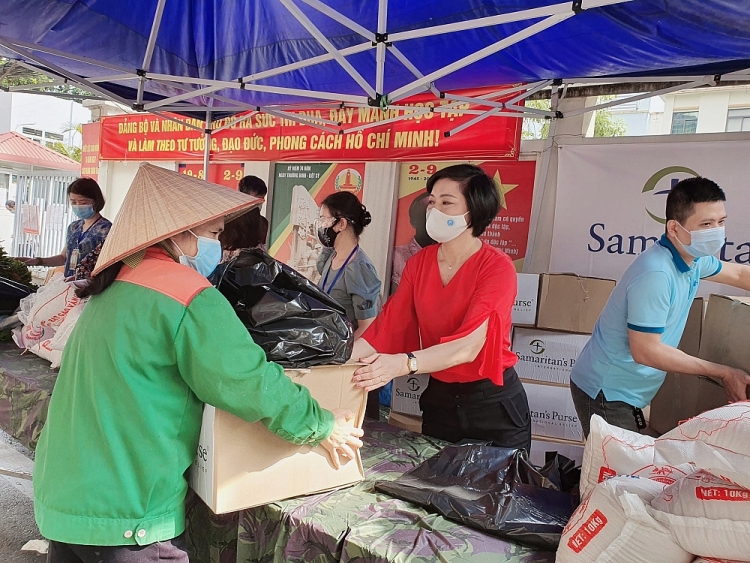 Từng phần quà được các lãnh đạo Liên hiệp các tổ chức hữu nghị thành phố Hà Nội chuyển đến tận tay người dân với hy vọng sẽ giúp họ vơi bớt những khó khăn do ảnh hưởng của dịch COVID-19.