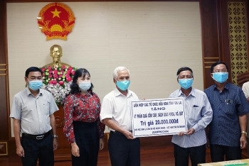 Liên hiệp các tổ chức hữu nghị tỉnh Gia Lai tặng 47 phần quà cho học sinh người Việt tại tỉnh Ratanakiri
