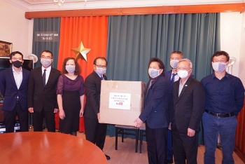 Trao tặng 4.000 khẩu trang y tế chuyên dụng cho cộng đồng người Việt tại Séc