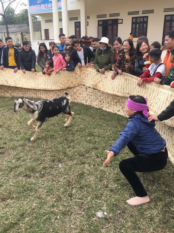 Trò chơi dân gian bịt mắt bắt dê được tổ chức tại xã Đồng Tâm nhân dịp hội làng năm 2020. Đồng Tâm - yên bình ngày mới