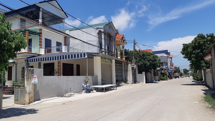 Thôn Hoành được coi là điểm nhấn của xã Đồng Tâm khi có nhiều ngôi nhà cao tầng được xây dựng cho thấy đời sống vật chất, tinh thần của người dân luôn đầy đủ. Đồng Tâm - yên bình ngày mới