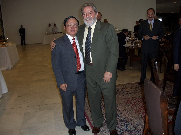 Ông Nguyễn Thạc Dĩnh, nguyên Đại sứ Việt Nam tại Brazil chụp ảnh lưu niệm cùng Tổng thống Luiz Inacio Lula da Silva năm 2001. (Ảnh: NVCC)