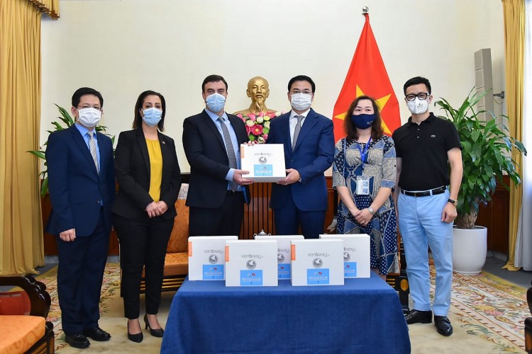 Đại sứ Israel Nadav Eshcar trao tượng trưng vật tư y tế do Israel hỗ trợ Việt Nam phòng chống dịch Covid-19 cho Thứ trưởng Ngoại giao Phạm Quang Hiệu và đại diện Bộ Y tế và Viện Đại học Y Hà Nội.