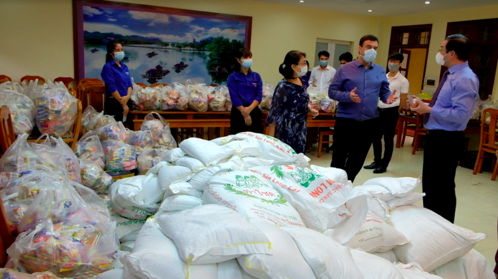 500 phần quà là lương thực và nhu yếu phẩm do Đại sứ quán Israel tại Việt Nam trao tặng các hộ gia đình có hoàn cảnh khó khăn tại huyện Mỹ Đức (Hà Nội)