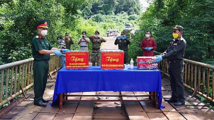 Đại diện Bộ Chỉ huy Quân sự tỉnh Đắk Nông trao quà cho đại diện Tiểu khu Quân sự tỉnh Mondulkiri và Việt kiều tại tỉnh Mondulkiri, Campuchia. (Ảnh: TTXVN)