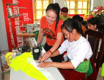 Nhiều chương trình dạy nghề, khởi nghiệp giúp phụ nữ dân tộc thiểu số ở Hà Giang thoát nghèo