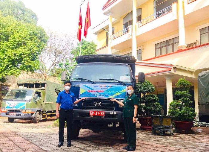 Gần 900 bệnh nhân ung thư và người dân vùng dịch đón túi an sinh do kiều bào Úc gửi tặng