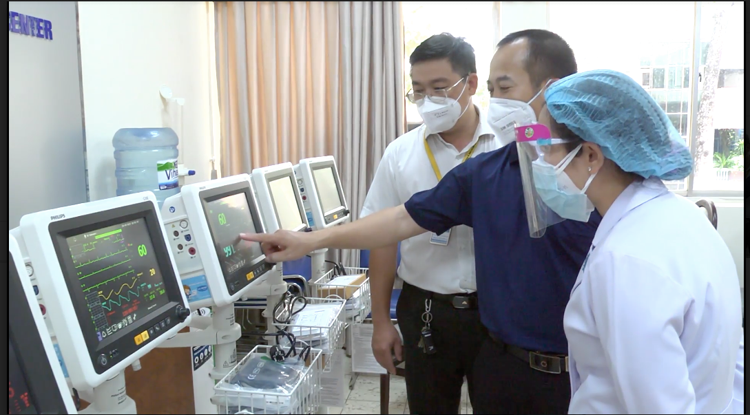 Các máy theo dõi bệnh nhân được trao tặng cho Bệnh viện ĐH Y Dược TP.HCM.
