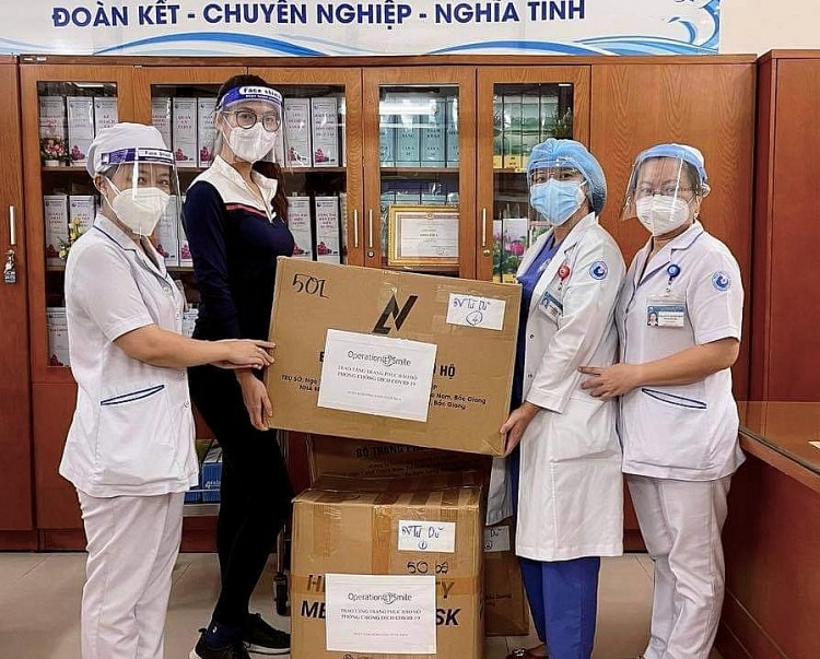 Đại sứ Nụ Cười Vũ Hoàng My đại diện cho Operation Smile Vietnam trao 200 bộ bảo hộ PPE, 300 khẩu trang N95, 300 mặt nạ chống giọt bắn đến bệnh viện Từ Dũ.