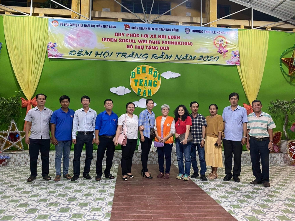 Hàng trăm suất quà trung thu của Liên hiệp Hữu nghị, Quỹ phúc lợi EDEN dành cho trẻ em tại tỉnh Vĩnh Long, An Giang