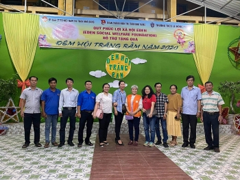 Hàng trăm suất quà trung thu của Liên hiệp Hữu nghị, Quỹ phúc lợi EDEN dành cho trẻ em tại tỉnh Vĩnh Long, An Giang