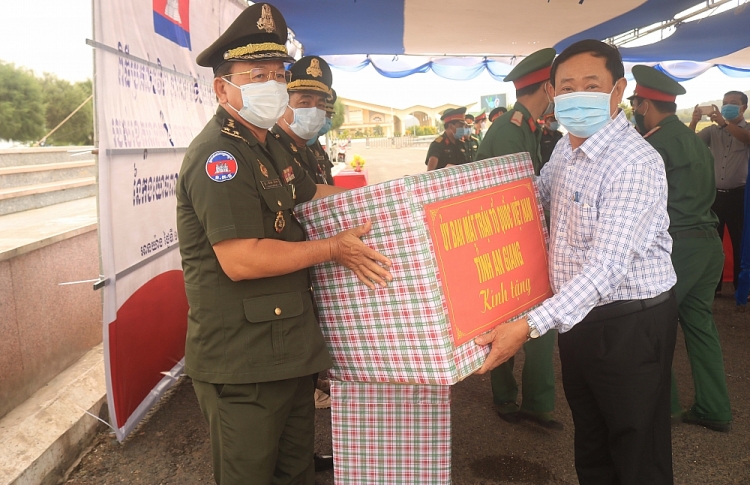 Ủy ban Mặt trận Tổ quốc Việt Nam tỉnh trao quà cho các đơn vị