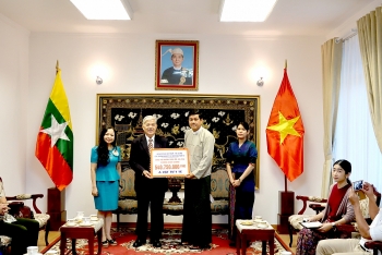 Hội hữu nghị Việt Nam - Myanmar tặng nhân dân nước bạn hơn 540 triệu đồng và vật tư y tế chống dịch COVID-19