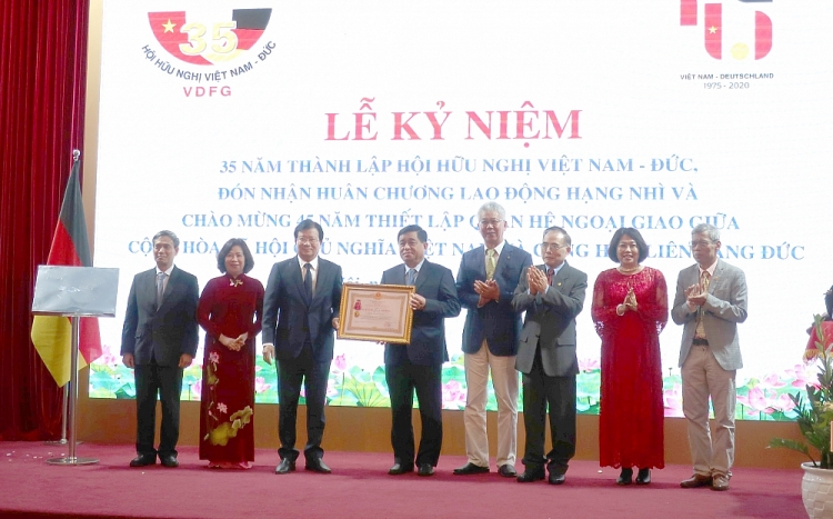 Trao Huân chương Lao động hạng Nhì cho Hội hữu nghị Việt Nam-Đức vì những đóng góp cho tình hữu nghị hai nước