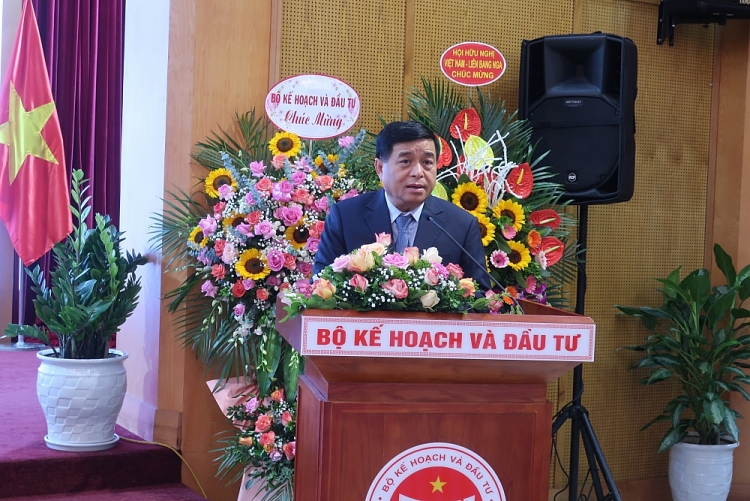 Bộ trưởng Nguyễn Chí Dũng - Chủ tịch Hội hữu nghị Việt Nam-Đức phát biểu khai mạc hội nghị.