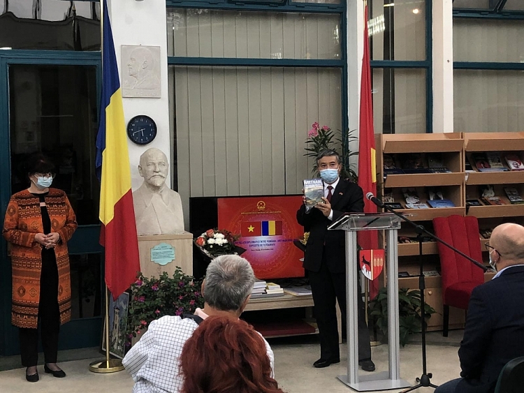 Đại sứ Đặng Trần Phong giới thiệu và tặng sách tại thư viện tỉnh Neamt. (Ảnh: TTXVN phát)