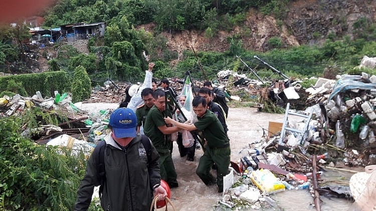 Công tác cứu hộ tìm kiếm những người bị vùi trong đất đá do ảnh hưởng của bão lũ tại miền Trung.