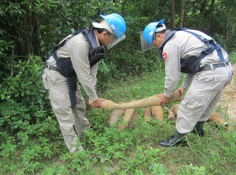 Nhân viên của tổ chức Peace Trees Việt Nam đang di dời vật liệu nổ (Ảnh: Peace Trees Việt Nam)