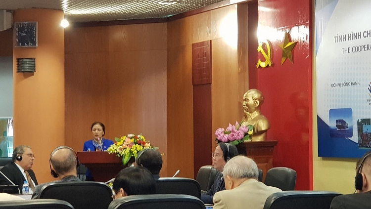 Bà Nguyễn Phương Nga, Chủ tịch Liên hiệp các hội Hữu nghị Việt Nam phát biểu tại Hội thảo.