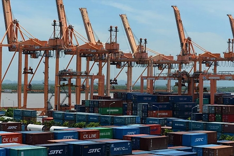 Lô hàng Việt Nam trợ giúp cho Nga được gửi từ cảng Hải Phòng đi Vladivostock. (Ảnh: AFP)