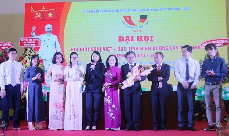 Ban Chấp hành Hội Hữu nghị Việt – Đức tỉnh Bình Dương nhiệm kỳ 2020-2025 ra mắt đại hội.