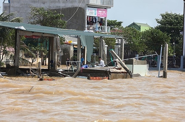 Nhà một số hộ dân tại Quảng Bình bị sóng lũ đánh tan hoang. (Ảnh: TTXVN)
