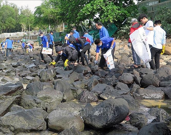 Đoàn viên, thanh niên tỉnh Phú Yên tham gia dọn rác khu vực biển Hòn Yến. 