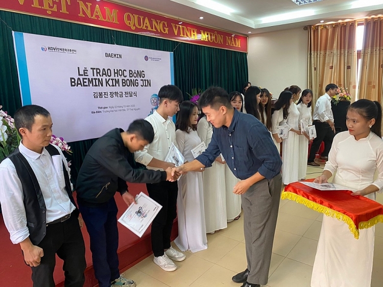 Tổng số học sinh được nhận học bổng là 35 em, trong đó có 9 em là du học sinh người Lào