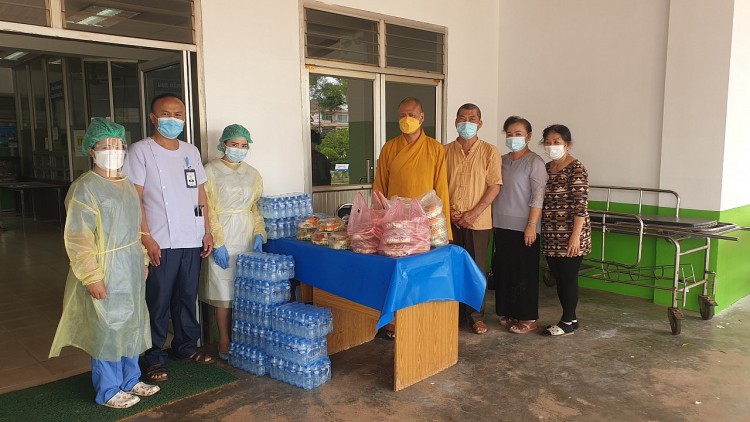 Chư tăng ni Phật tử chùa Phật Tích trao tặng cơm cho y bác sĩ tại các bệnh viện điều trị COVID-19 tại Thủ đô