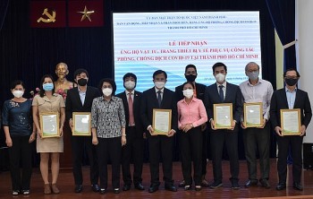 Tổ chức Project Vietnam Foundation tặng vật tư y tế cho TP. HCM