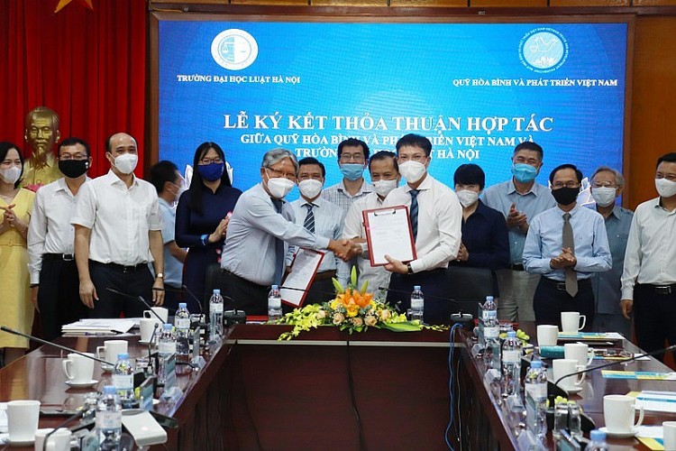 Đại diện Lễ Ký kết Thoả thuận hợp tác với Quỹ Hoà bình & Phát triển Việt Nam
