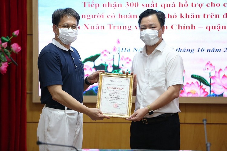 Ông Nguyễn Sỹ Trường - Phó Chủ tịch Ủy ban MTTQ Việt Nam TP Hà Nội trao giấy chứng nhận của Ủy ban MTTQ TP cho Tổ chức Tzu Chi Đài Loan tại Việt Nam