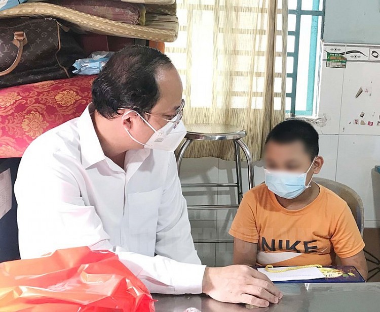 Lãnh đạo Thành ủy TPHCM động viên, thăm hỏi trẻ mồ côi do đại dịch COVID-19. (Ảnh: hcmcpv.org.vn)