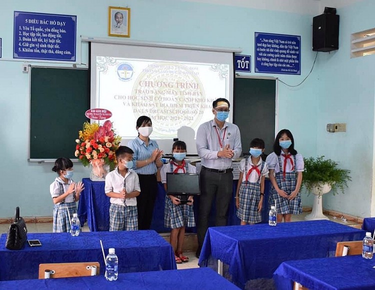 Đại diện Liên hieepjc ác tổ chức hwuux nghị tỉnh Đồng Nai và nhà tài trợ trao tặng máy tính cho 5 học sinh có hoàn cảnh khó khăn.