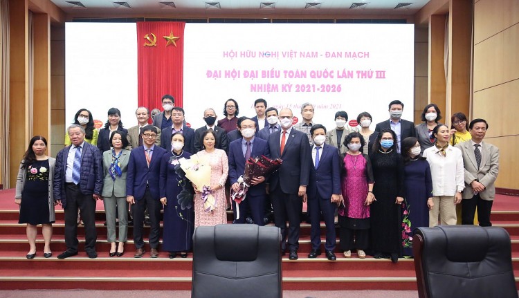 Ban Chấp hành Hội Hữu nghị Việt Nam - Đan Mạch nhiệm kỳ 2021 - 2026 ra mắt Đại hội và chụp ảnh lưu niệm cùng các đại diểu tham dự Đại hội.