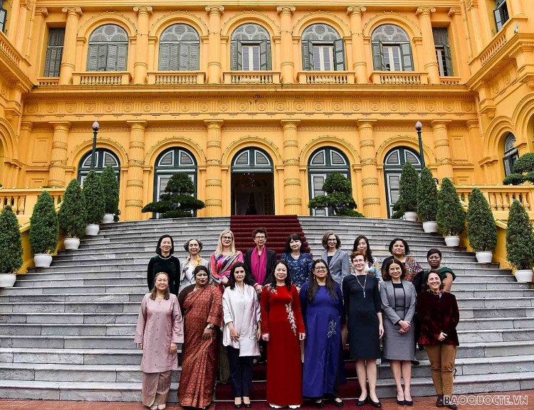 Phó Chủ tịch nước chụp ảnh lưu niệm với các nữ Đại sứ, Đại biện các cơ quan ngoại giao nước ngoài tại Việt Nam. (Ảnh: Báo Quốc tế)