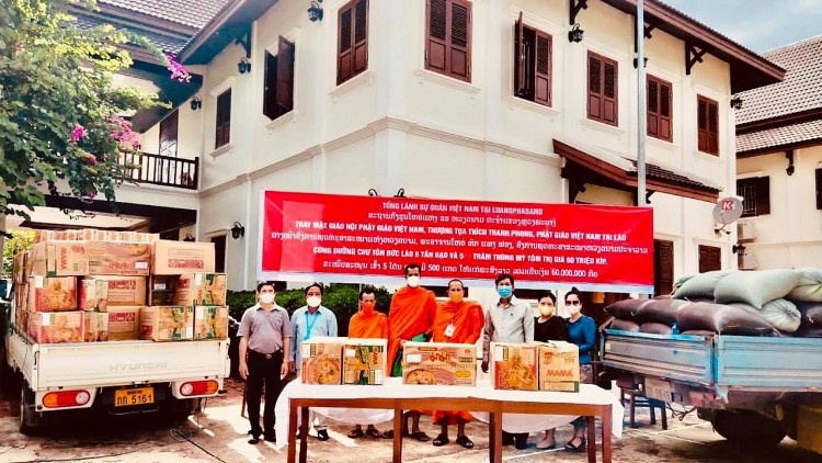 Thừa ủy quyền của Trung ương Giáo hội Phật giáo Việt Nam, đại diện Tổng lãnh sự Việt Nam tại tỉnh Luang Prabang cúng dường chư tôn đức Lào tại Luang Prabang 5 tấn gạo và 500 thùng mỳ.