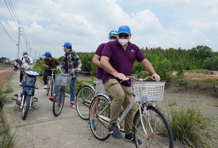 Du khách nước ngoài thích thú trải nghiệm việc đi xe đạp tham quan “ốc đảo” Thiềng Liềng. 