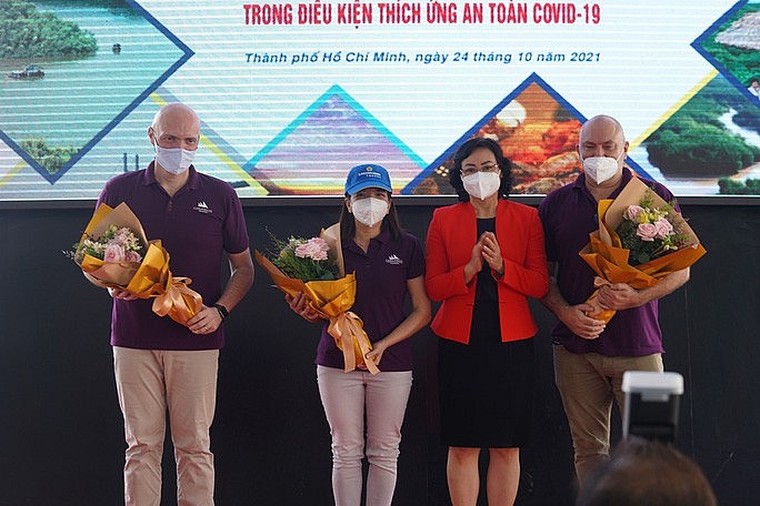 Phó chủ tịch UBND TP HCM Phan Thị Thắng tặng hoa cho đoàn khách đầu tiên đi tour đường sông sáng 24/10.