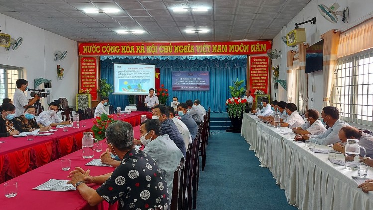 Ban quản lý Chương trình Hỗ trợ Phát triển huyện Đông Hải. lãnh đạo các sở ngành của huyện Đông Hải, tỉnh Bạc Liêu, các xã dự án và nhóm năng lượng sạch tham gia Hội thảo tại đầu cầu huyện Đông Hải, tỉnh B