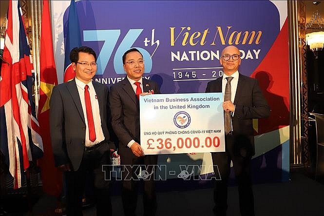 Hội doanh nghiệp Việt Nam tại Vương quốc Anh (VBUK) ủng hộ 36.000 bảng cho Quỹ phòng, chống COVID-19, tối 20/9/2021. (Ảnh: TTXVN)