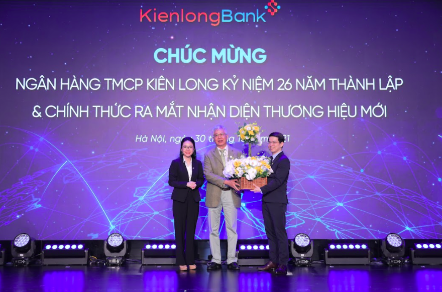 Ông Nguyễn Đức Kiên (ở giữa) - Tổ trưởng Tổ tư vấn Kinh tế của Thủ tướng Chính tặng hoa chúc mừng cho lãnh đạo Ngân hàng TMCP Kiên Long.
