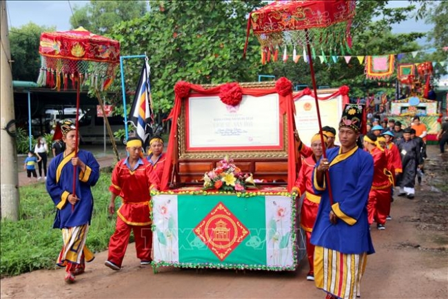Lễ hội Dinh Thầy Thím thu hút đông đảo khách hành hương