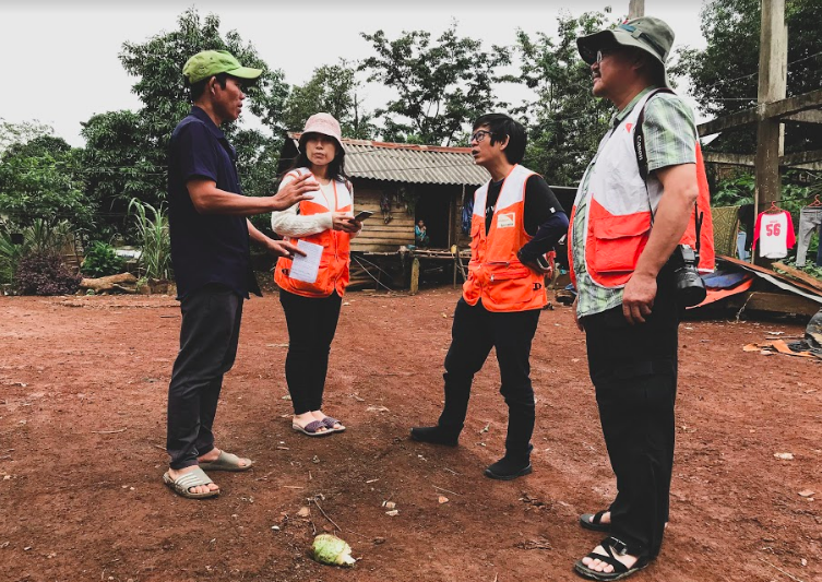 Nhân viên World Vision Việt Nam gặp gỡ người dân trong chuyến khảo sát đánh giá thiệt hại và nhu cầu để hoàn thiện kế hoạch ứng phó và phục hồi sớm.