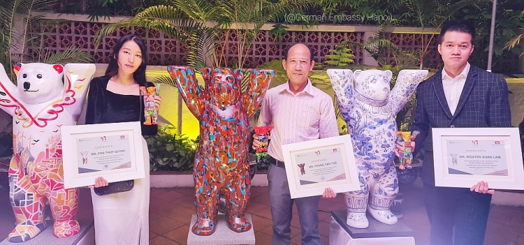 Ảnh 3 nghệ sĩ thắng cuộc trong cuộc thi (nghệ sĩ Chu Thúy Quỳnh, Nghệ sĩ Phùng Văn Tuệ và nghệ sĩ Nguyễn Xuân Lam)