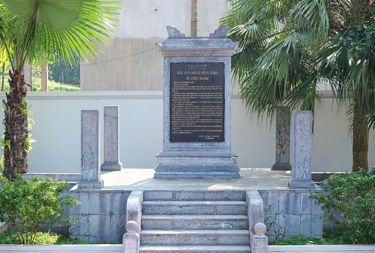Bia khắc lá thư của Chủ tịch Hồ Chí Minh “Gửi Hội nghị hòa bình” đặt tại Roong Khai, xã Điềm Mặc, huyện Định Hóa, tỉnh Thái Nguyên. 